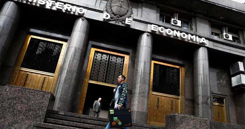 Licitacioacuten de deuda- el ministerio de Economiacutea recibioacute ofertas por maacutes del doble del vencimiento de hoy