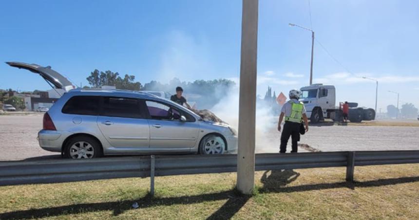 Un auto se incendioacute en el acceso a General Acha