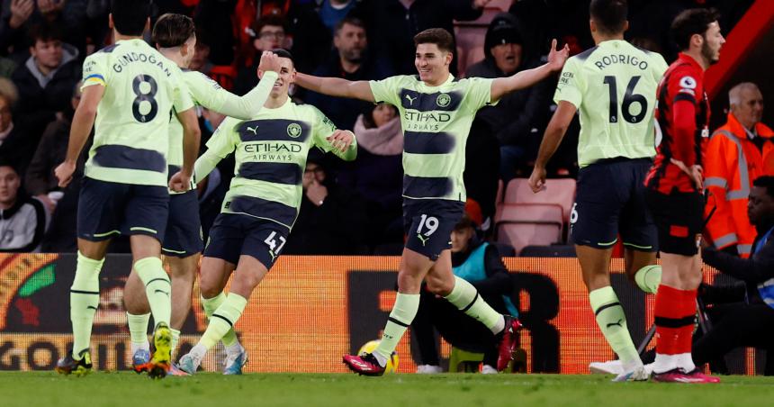 Un gol de Juliaacuten Aacutelvarez en la goleada del Manchester City