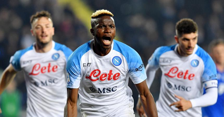 Naacutepoli no afloja y sigue firme hacia el Scudetto