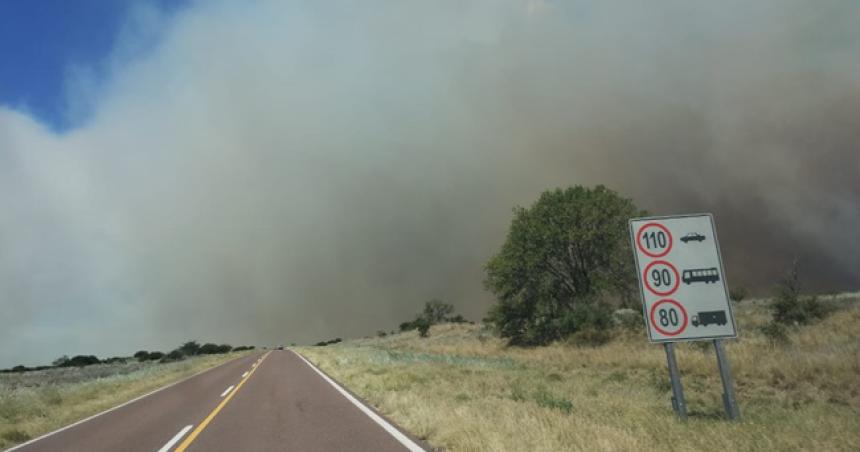 Defensa Civil combate un incendio en la zona de El Carancho