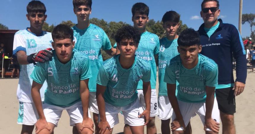 El fuacutetbol playa de varones y de mujeres se destaca en Puerto Madryn