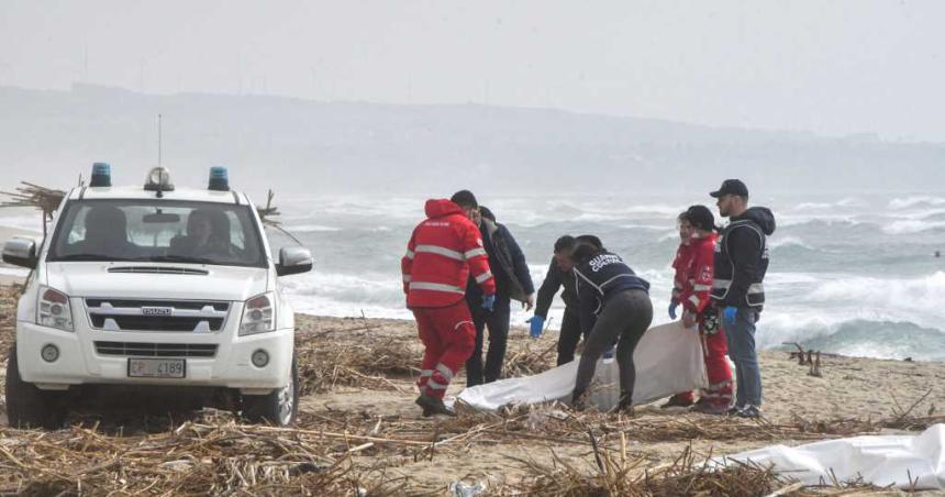 Tragedia frente a la costa de Italia- naufragoacute un barco de migrantes y hay maacutes de 60 muertos