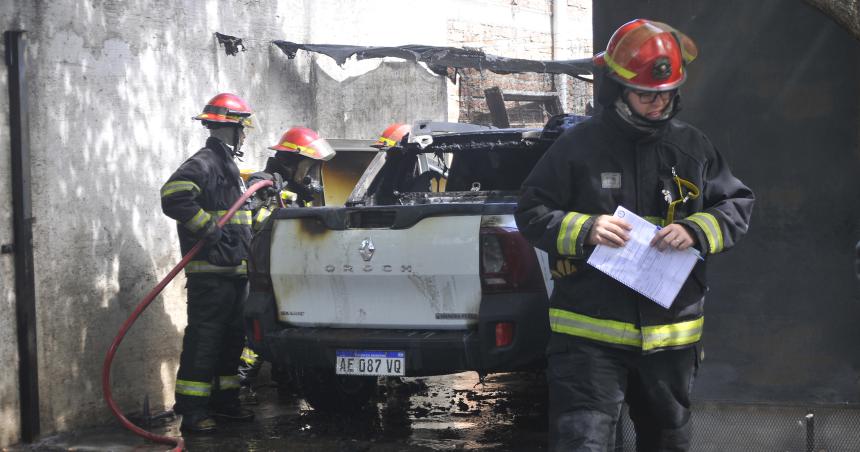 Ardioacute una camioneta en Pico