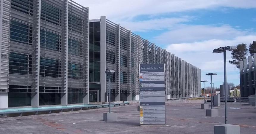 Dos condenas por violencia de geacutenero