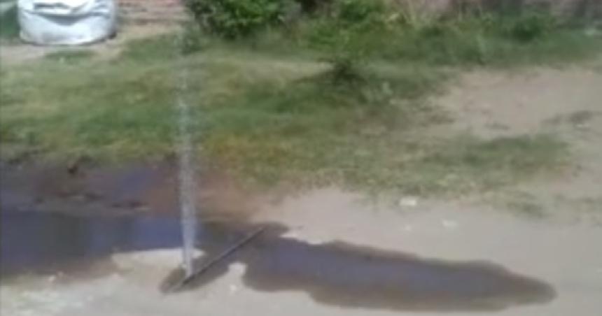 (Video) Quejas por una peacuterdida de agua en la zona Norte de Santa Rosa