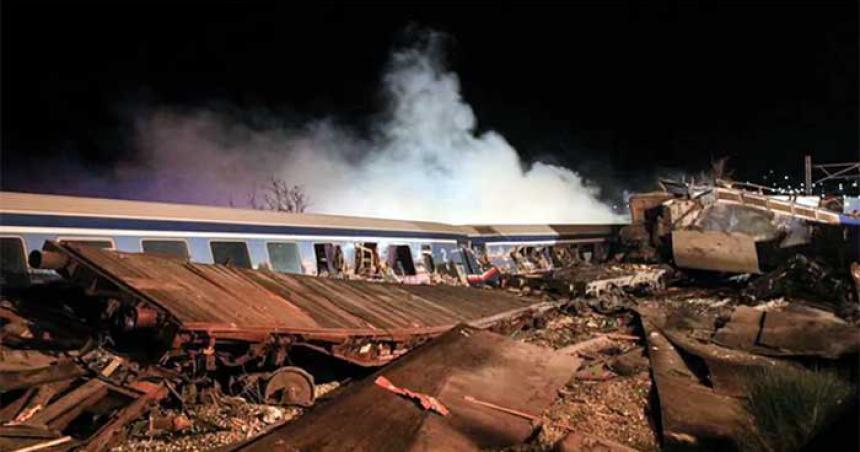 Chocaron dos trenes en Grecia- al menos seis muertos y 50 heridos