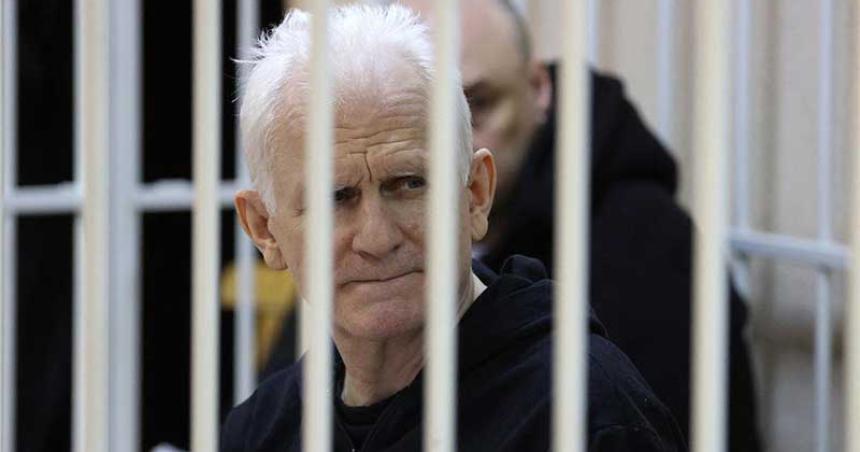 Condenaron a 10 antildeos de caacutercel al Nobel de la Paz Ales Bialiatski