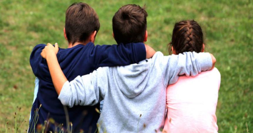 Buscan una familia de contencioacuten para tres hermanitos