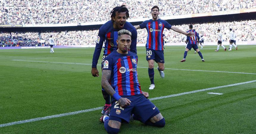 Barcelona le ganoacute a Valencia y sigue arriba en La Liga
