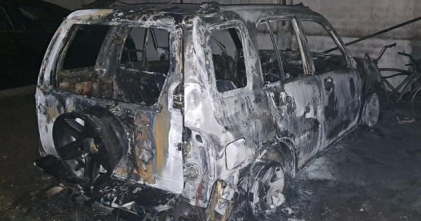 Se incendioacute una camioneta en 25 de mayo