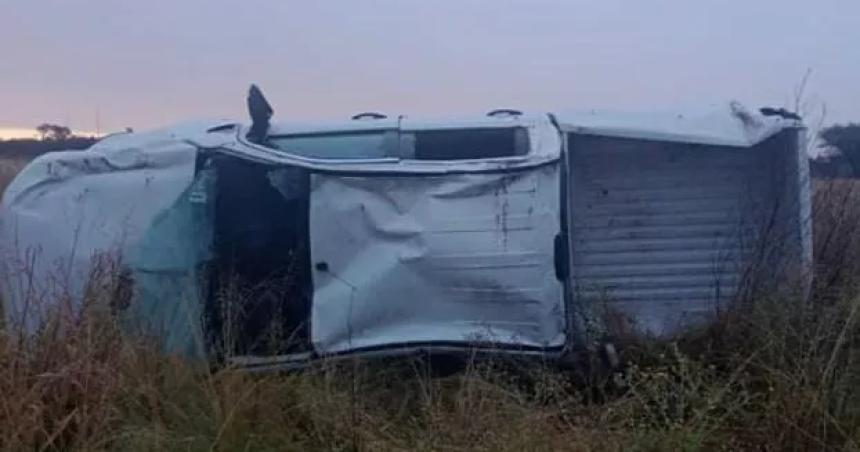 Una camioneta de SENASA volcoacute en la ruta provincial 10