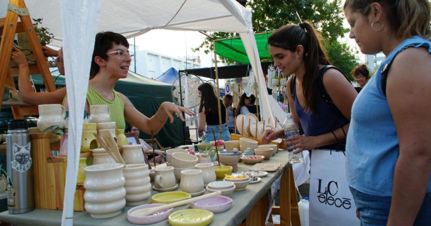 Preparan feria por el diacutea de los artesanos y artesanas