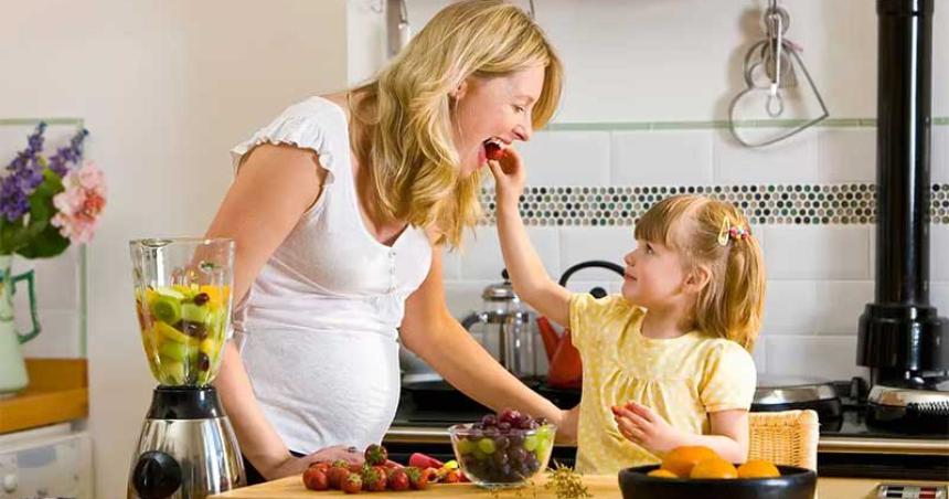 Cuaacuteles son los 10 alimentos esenciales durante el embarazo