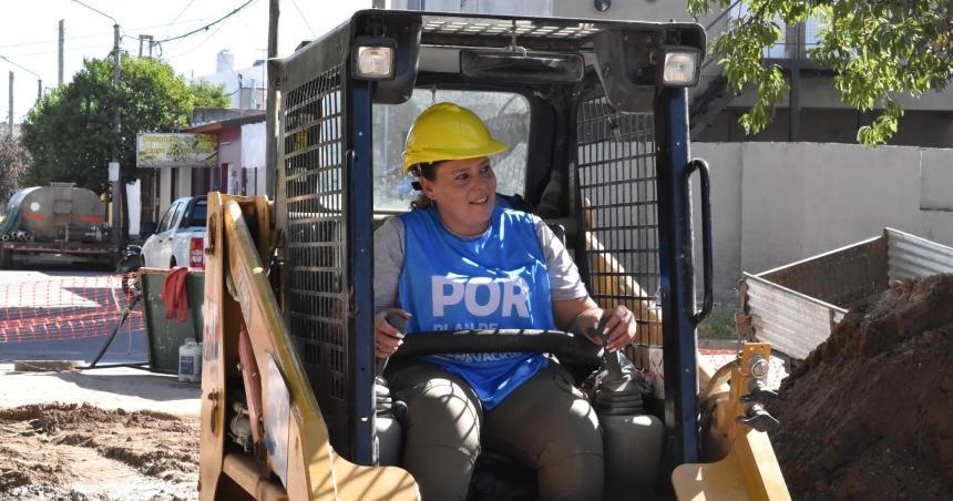 Una mujer maquinista en la obra de calles de Santa Rosa