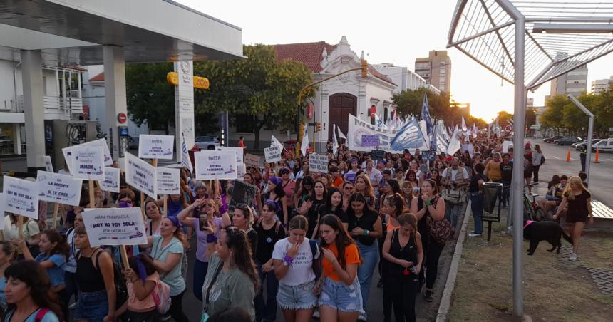 Masiva movilizacioacuten en Santa Rosa por el Diacutea de la Mujer Trabajadora