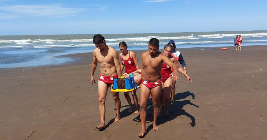 Guardavidas hacen praacutecticas en Pehuen Coacute