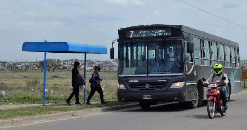 Enojo por el servicio de colectivos en horario escolar