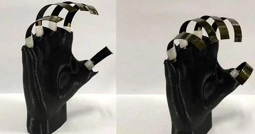 La mano roboacutetica de madera que levanta objetos y soporta altas temperaturas