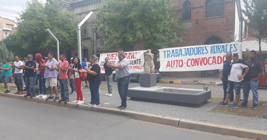 Ruidosa protesta de trabajadores rurales en Santa Rosa