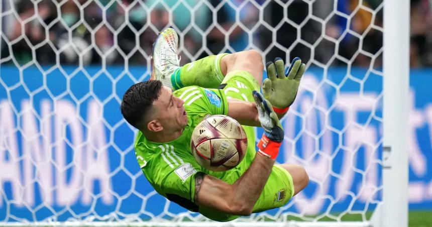Subastaron los guantes con los que el Dibu Martiacutenez ganoacute el Mundial