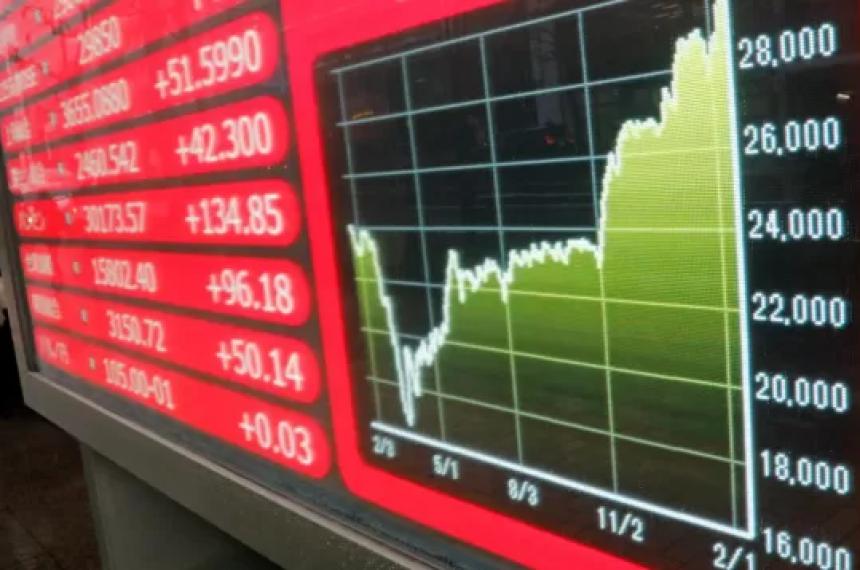 Caen los bonos argentinos y sube el riesgo paiacutes por la crisis de EEUU