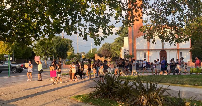 Marcha en Doblas- piden caacutercel para madre condenada por abuso sexual
