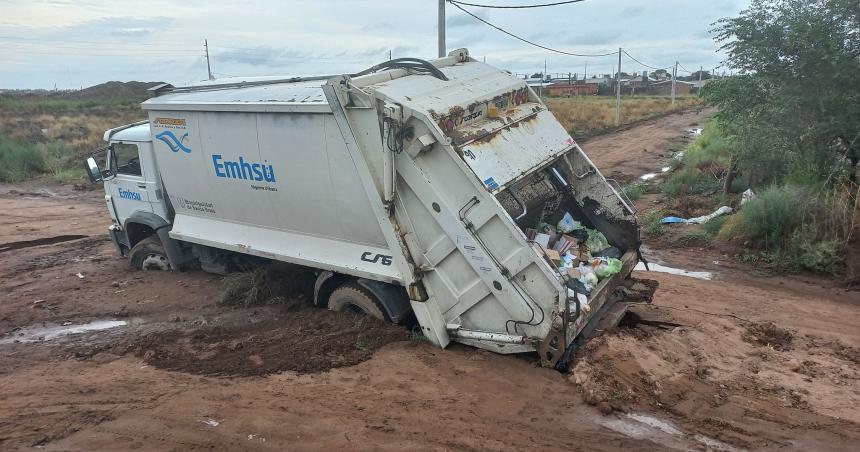 Dos camiones del EMHSU y un tractor se encajaron en Santa Rosa