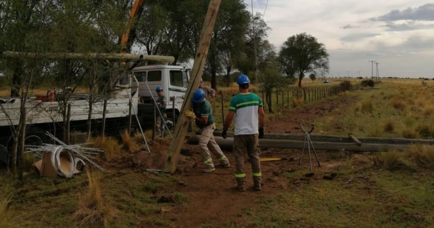 Tormenta derriboacute postes de luz en General Acha Quehueacute y Unanue