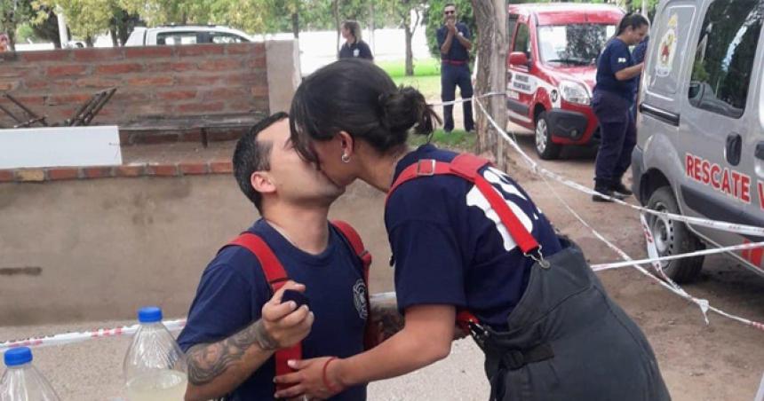Se recibieron de bomberos y le propuso matrimonio ante sus colegas