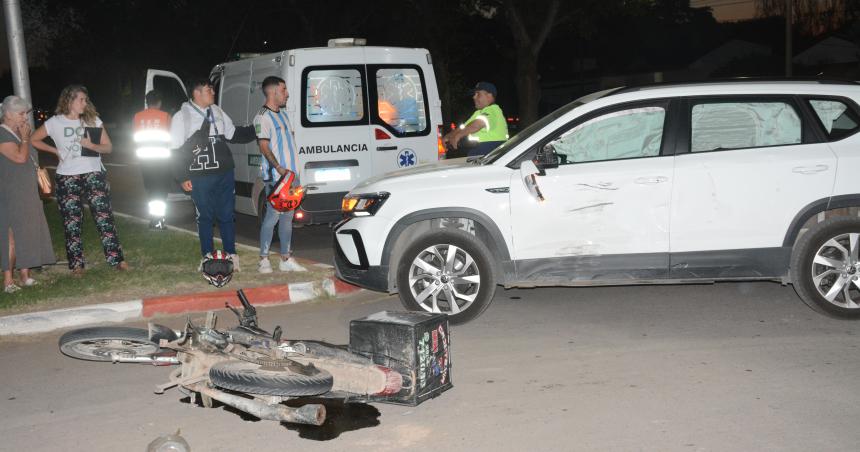 Otro fuerte choque en la avenida Peroacuten- un motociclista herido