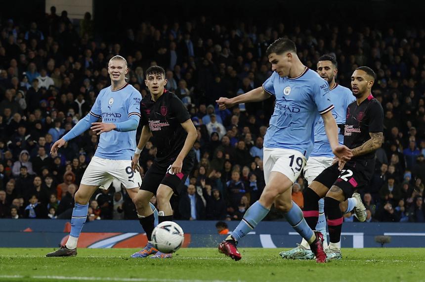 Doblete de Juliaacuten Aacutelvarez para la goleada del City en la FA Cup