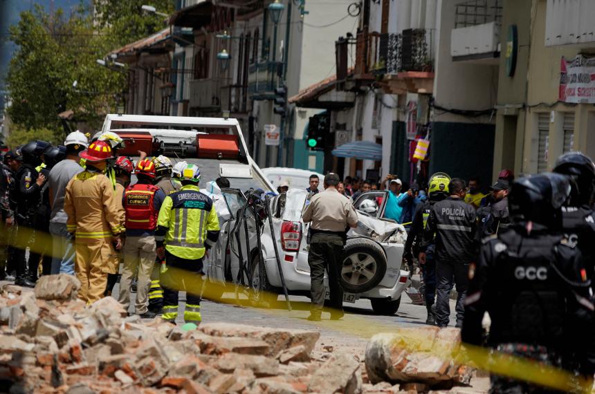 Ascienden a 12 las viacutectimas del sismo que sacudioacute a Ecuador y parte de Peruacute