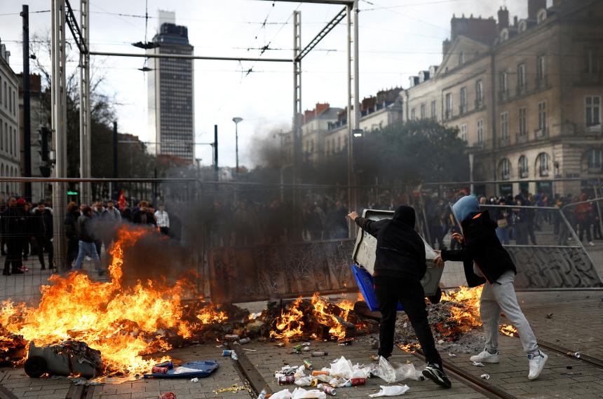 Se multiplican las protestas contra la reforma jubilatoria que Macron impuso en Francia