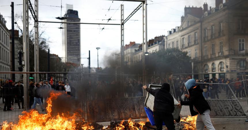 Se multiplican las protestas contra la reforma jubilatoria que Macron impuso en Francia