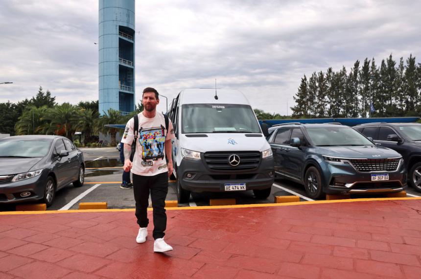 Messi ya llegoacute al paiacutes para celebrar el tiacutetulo con los hinchas