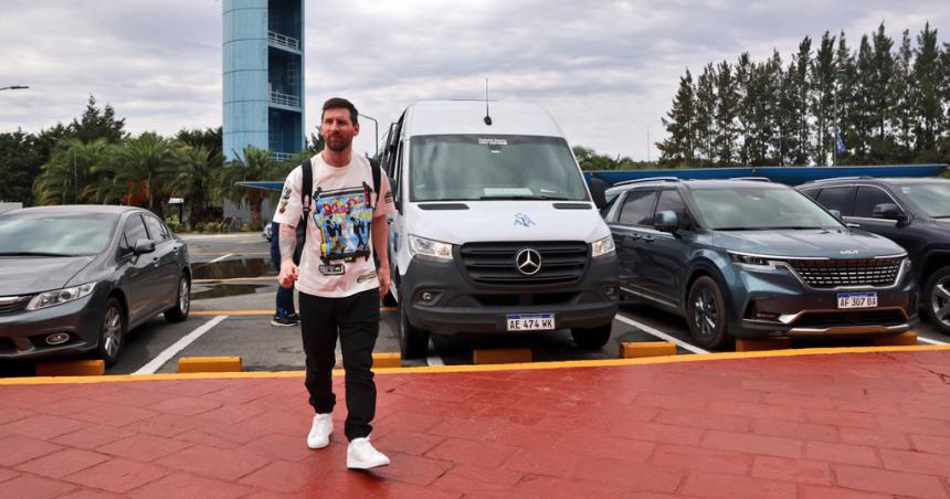 Messi ya llegoacute al paiacutes para celebrar el tiacutetulo con los hinchas