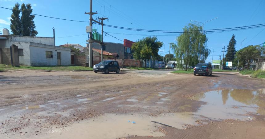 Aparecen peacuterdidas de agua en la calle Felice despueacutes de trabajos viales