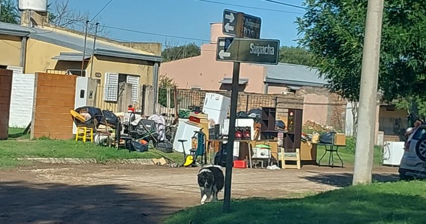 Alquiloacute una casa del IPAV y le sacaron los muebles a la calle