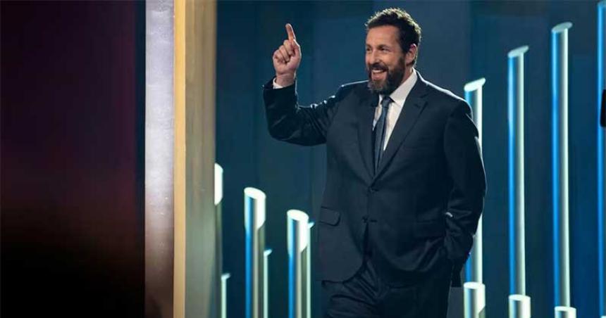 Adam Sandler recibioacute el premio Mark Twain y fue homenajeado por sus actores amigos