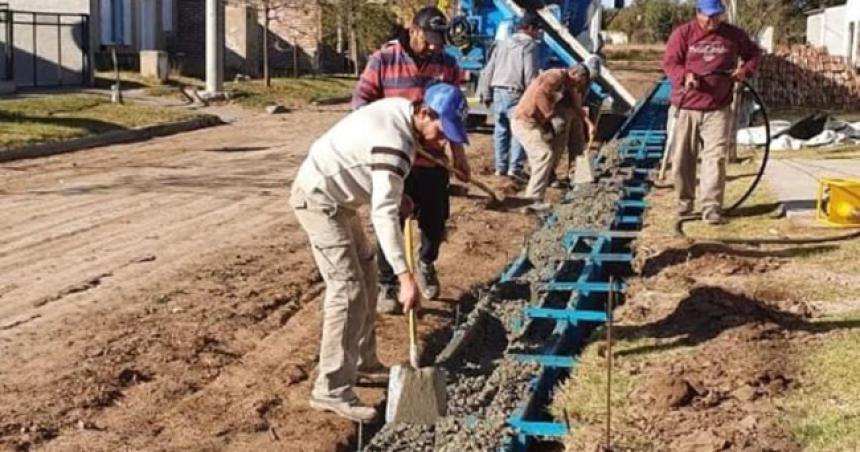 Construyen cordoacuten cuneta y badenes en Bernardo Larroudeacute