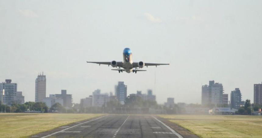 Cancelan el vuelo de Aeroliacuteneas a Santa Rosa por varios diacuteas  