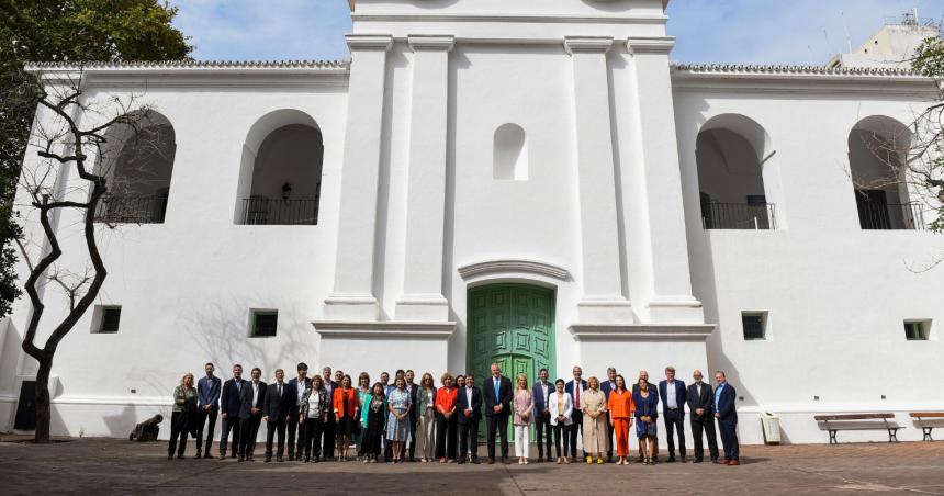 Promoveraacuten maacutes ensentildeanza sobre la democracia en las aulas