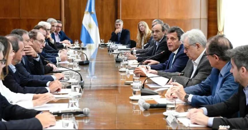 Massa se reunioacute con bancos fondos de inversioacuten y compantildeiacuteas de seguros