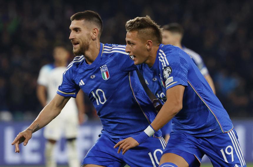 Retegui anotoacute en su debut con Italia que perdioacute ante Inglaterra