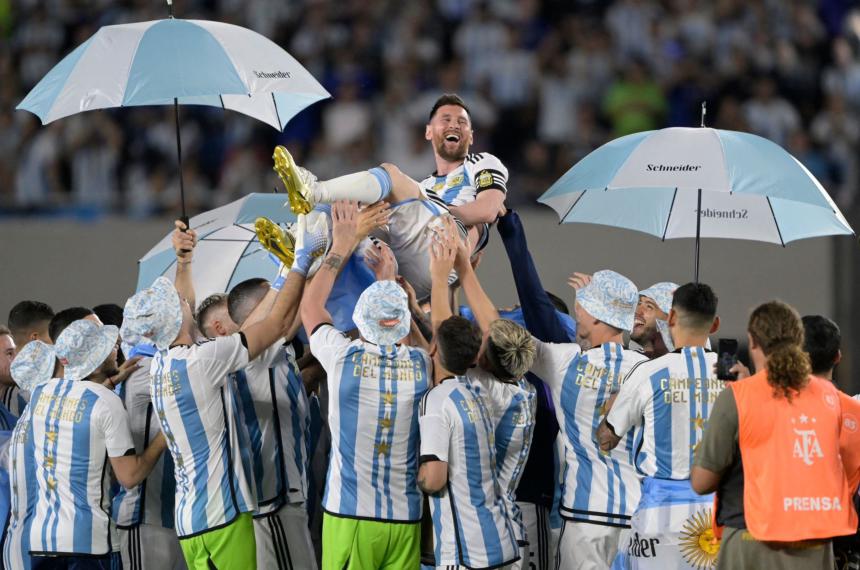 Messi y Scaloni los grandes protagonistas del festejo con la gente