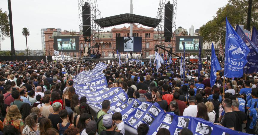 Una multitud conmemoroacute el Diacutea de la Memoria en Plaza de Mayo
