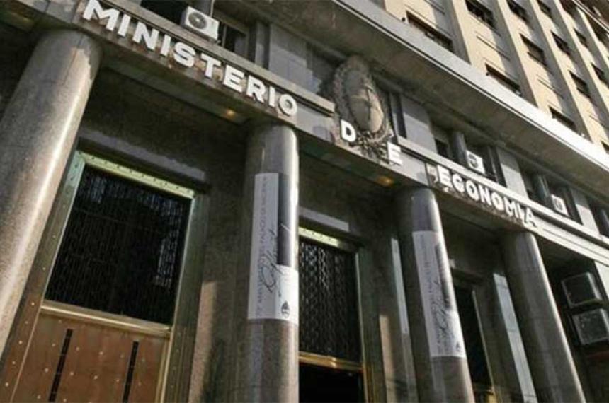 Creacuteditos para economiacuteas regionales y jubilados los anuncios que prepara Economiacutea