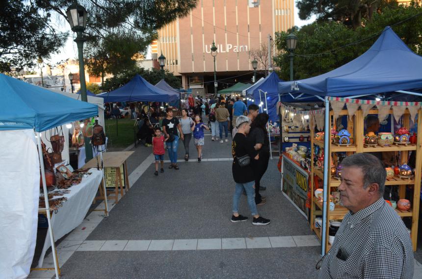 Comenzoacute la Feria de artesanos y artesanas en Santa Rosa