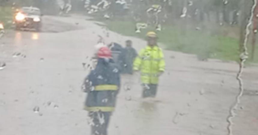 Lluvias en Luiggi- bomberos rescataron a una familia atrapada en su auto